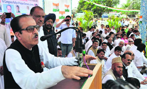 JKPCC chief Saifuddin Soz addresses party workers at a public rally in Jammu on Sunday.