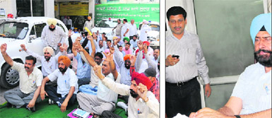 Members of various unions stage dharna against the Municipal Commissioner at the corporation office; Municipal Commissioner Uma Shankar Gupta (standing) and Mayor Baljit Singh Birbehman at the Municipal Corporation office. 