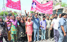 Family members of Sanju, who was found dead near the railway station, protest against the Government Railway Police in Bathinda on Monday.