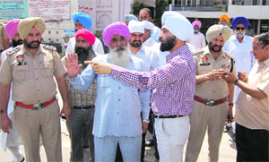 The police personnel try to pacify members of the gurudwara management committee