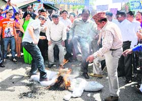 Activists of the Punjab and Himachal Gorkha Association burn an effigy of BJP MLA Ravinder Ravi in Dharamsala on Monday