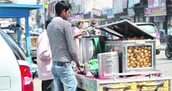 A golgappa vendor goes about his job without wearing gloves 