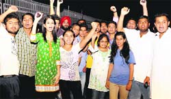 BCA students protest outside DAV College at Sector 10 in Chandigarh on Wednesday. tribune photo: parvesh chauhan 