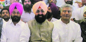 PPCC chief Partap Bajwa (second from right) with CLP Leader Sunil Jakhar (right), MLA Rana Gurmeet Sodhi (extreme left) and other leaders in Ferozepur on Wednesday.