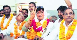 Rajni Rawat, BSP candidate for the post of Dehradun Mayor, flashes the victory sign after filing her nominations in Dehradun on Thursday. Tribune photo: Vinod Pundir