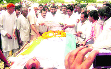 Chief Parliamentary Secretary Rao Daan Singh lays a wreath on the body of Lt-Col Mahipal Singh, who laid down his life in a UN operation at Sudan recently, before its cremation with full military and state honours at his native village of Surheti- Pilania in Mahendergarh district on Thursday. 