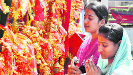 Devotees pay obesiance at Mata kali temple on the occasion of first Navratra in jammu on Thursday.