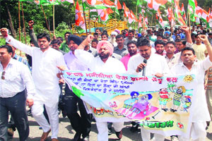 Youth Congress workers led by state unit chief Vikramjit Singh hold a protest in Phillaur on Friday to protest against the alleged "Badal-Majithia sand-gravel nexus". 