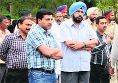 Mayor Baljit Singh Birbehman and municipal commissioner Uma Shankar Gupta oversee rescue operation at the site. Photo: Bhupinder Dhillon