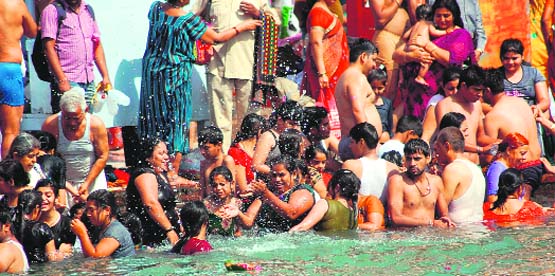 Devotees take a holy dip at Brahamkund, Har-ki-Pauri, on Baisakhi in Haridwar on Saturday. Tribune photos :Rameshwar Gaur