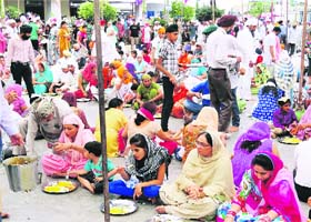 BAISAKHI LANGAR: People partake of the langar on the occasion of Baisakhi at Nirmal Kutia in Karnal on Saturday