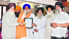 Surjeet Singh being felicitated at Gurdwara Singh Sabha at Jamalpur, near Ludhiana.