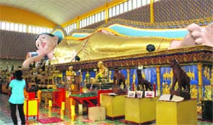 A statue of the Sleeping Buddha in the Thai temple Photos by the writers