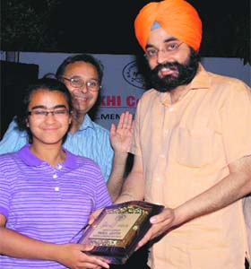 Parul Gupta receives an award from Mayor Amrinder SIngh in Patiala