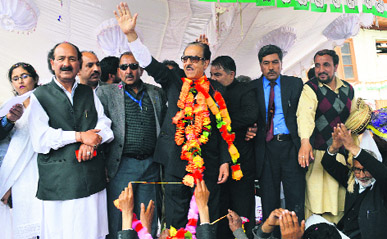 Jammu and Kashmir Pradesh Congress Committee chief Saifuddin Soz waves at party workers in Srinagar on Sunday.