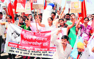 Members of the Sarv Bharat Naujawan Sabha protest against the Punjab Government in Amritsar on Monday