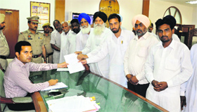Residents of Mehta village sumbit a memorandum to Deputy Commissioner Kamal Kishore Yadav in Bathinda on Monday. 
