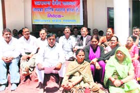 Members of the Uttarakhand Regional Alliance hold a dharna against alleged Congress mayoral candidate Suryakant Dhasmana in Dehradun on Monday