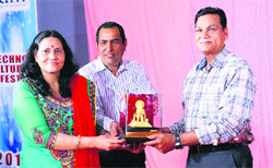 Bimla Prabhu, chairperson of the PDM group, presents a memento to IGP Anil Rao during the techno-cultural festival at Bahadurgarh in Jhajjar.