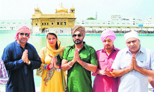  Bollywood actor Shahbaz Khan, co-producer of the film "Bikkar Bai Sentimental" Prabhjot Kaur, Punjabi actor and singer Jassi Jasraj, actor Bobby Sandhu and producer Sandeep Bansal pay obeisance at the Golden Temple in Amritsar on Tuesday. 
