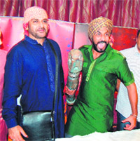 Bollywood actor Shahbaz Khan with Jassi Jasraj while on a visit to Amritsar on Tuesday.