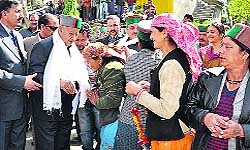 Chief Minister Virbhadra Singh being welcomed at Rampur Bushahr on Tuesday