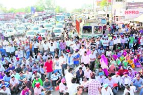 The non-teaching staff of Sarv Sikhya Abhiyan block traffic on the highway at Kharar on Wednesday