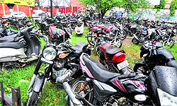 Two-wheelers parked haphazardly in Ghumar Mandi, Ludhiana