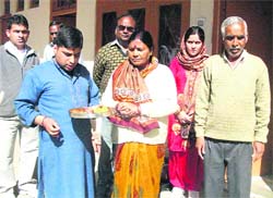 BJP rebel candidate Anita Saxena performs rituals while opening her election office in Mussoorie on Thursday.