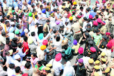 Police force preventing protesting members of the Unemployed Linesmen Union from holding a march to the local MLA Sarup Chand Singlas residence, outside the Teachers Home in Bathinda on Friday.