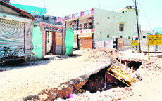 A sewer laying work in Jwalapur halted due to elections in Haridwar.