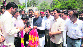 BJP workers welcome ex-CM PK Dhumal at Slapper near Sundernagar on Saturday.