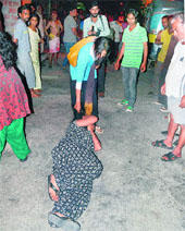 The beloved of the SHO being pulled by her hair by a woman resident of Bhargo Camp in Jalandhar. 