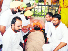 State youth Congress president Vikram Chaudhary (left) and state youth Congress president Vikas Soni talk to protesters in Amritsar on Sunday.
