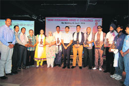 Deputy Commissioner Rajat Aggarwal with the winners of the Swami vivekananda Award of Excellence at the Art Gallery. 