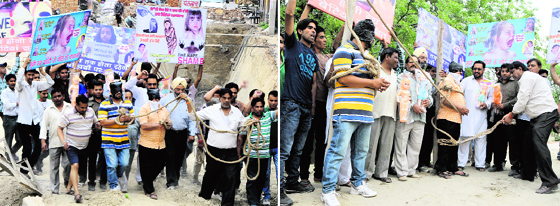 A demonstration led by former municipal councillor Vijay Kumar was held in Bathinda on Sunday to protest against the recent rape incident that occurred in the National Capital. In the pictures above, two men posing as offenders being taken to the gallows.