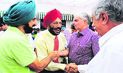 Milkha Singh greets other members