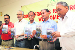 Garbgrah Mey Nainital, the latest book by Batrohi, being released at a function organised by the Doon Library and Research Centre in Dehradun on Saturday.