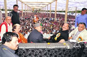 Chief Minister Virbhadra Singh with Excise and Taxation Minister Parkash Chaudhary, IPH and Horticulture Minister Vidya Stokes, Health Minister Kaul Singh and Transport, Food and Civil Supply and Technical Education Minister GS Bali at Kansa Chowk in Mandi on Sunday