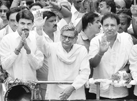 Congress leader SM Krishna at a rally in Vijaynagar constituency with candidates M Krishnappa (R) and his son Priya Krishna (L) in Bangalore on Sunday.