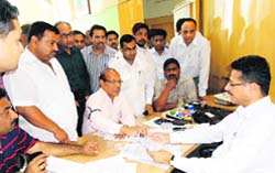 Members of the Rohtak Industries Association present a memorandum to an official over the hike in power rates in Rohtak on Monday. Tribune photo 