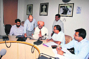 Kurukshetra University Vice-Chancellor Lt Gen (retd) DDS Sandhu (seated second from left) signs a Memorandum of Understanding (MoU) with the Chief Electoral Officer, Haryana, Shrikant Walgad (seated second from right) in the committee room of the KU. 