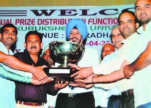 Lt Gen Dr DDS Sandhu, Vice-Chancellor, Kurukshetra University, gives away the trophy to SA Jain College, Amabala City team. 
