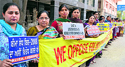 LIC employees from branches of Ludhiana division form a human chain to oppose the governments decision to approve insurance-related Bills