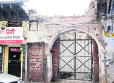 Madan Lal Dhingras ancestral house in a dilapidated state in Amritsar.
