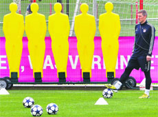 Bayerns Bastian Schweinsteiger (right) at training on Monday
