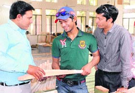 Best be(a)t: Unmukt Chand, an under-19 player for the Delhi Daredevils in the Indian Premier League, was in Jalandhar to buy a bat for himself