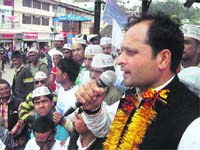 A Congress rebel candidate for the post of MC president addresses a gathering at Gandhi Chowk in Mussosorie on Thursday