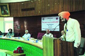 Lt Gen (retd) DDS Sandhu, Vice-Chancellor, Kurukshetra University, addresses a seminar on social media organised by the Institute of Mass Communication and Media Technology, KU