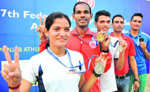 Walkers Rani Yadav, Babu Bhai Panucha, Kuldeep and Sandeep Kumar with coach Gurdev Singh (second from right). 
